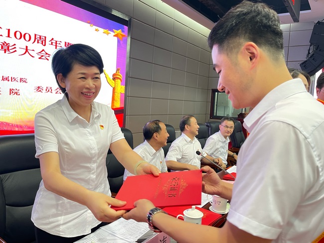 蕪湖市中醫(yī)醫(yī)院召開慶祝中國共產(chǎn)黨成立100周年暨“兩優(yōu)一先”表彰大會(huì)(圖6)