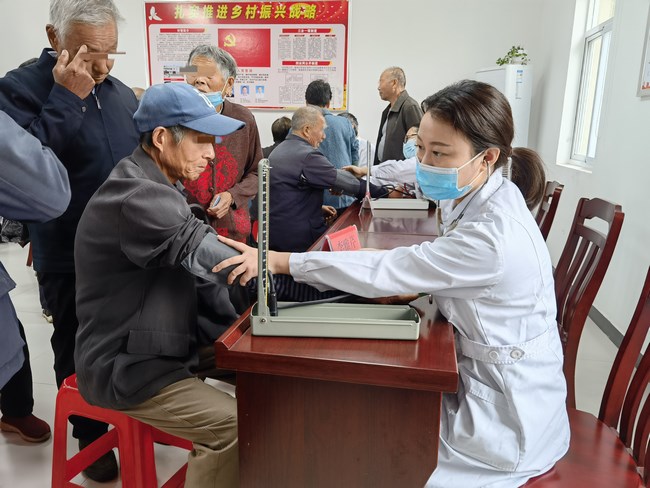 九九重陽節(jié)敬老送健康----市中醫(yī)院、蔡鋪村義診惠百姓 助力鄉(xiāng)村振興(圖2)