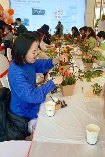 插花會(huì)春意 歡樂慶三八——院工會(huì)組織開展插花花藝活動(dòng)(圖4)